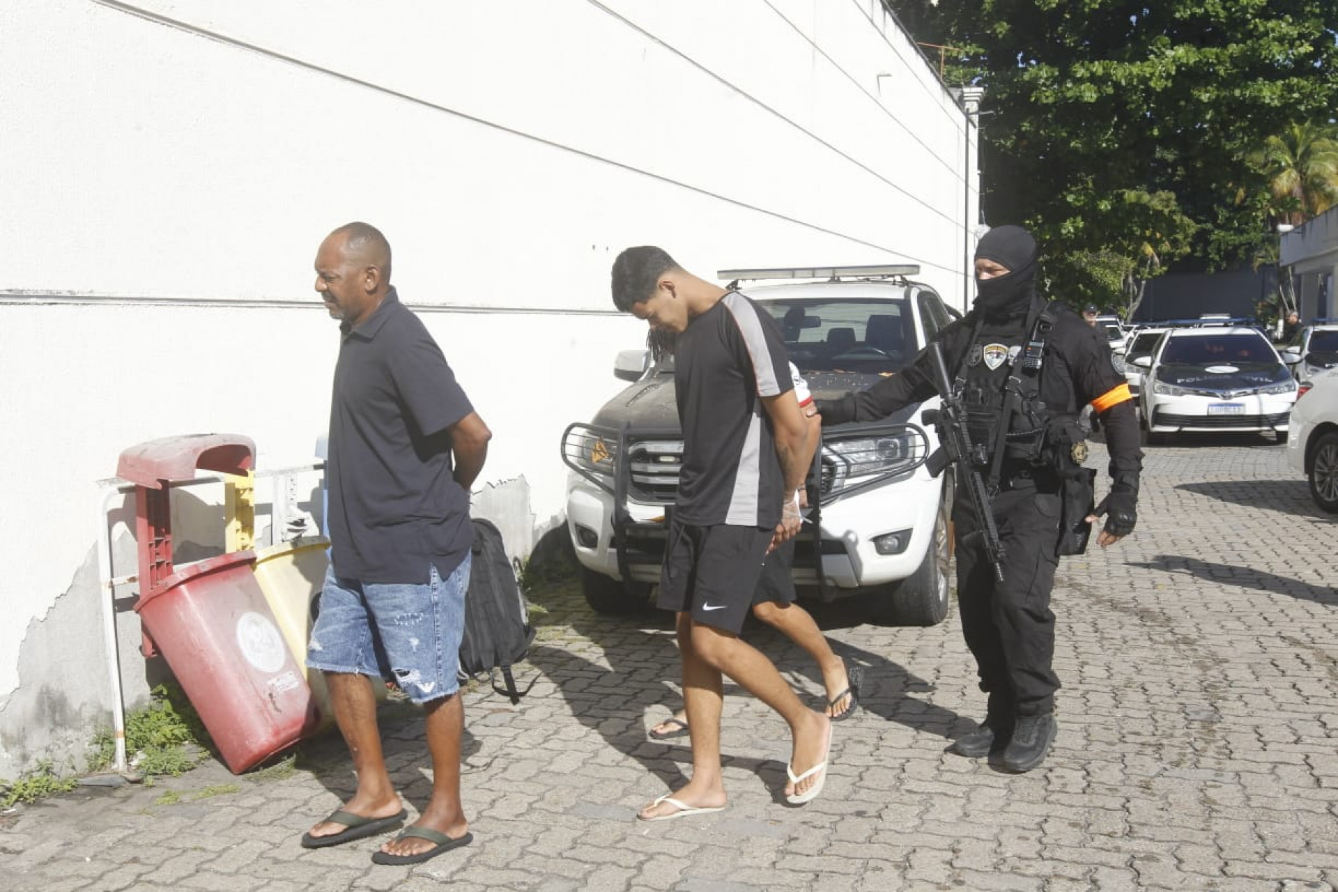 Presos na Maré chegando na Cidade da Polícia - Reginaldo Pimenta/Agência O DIA