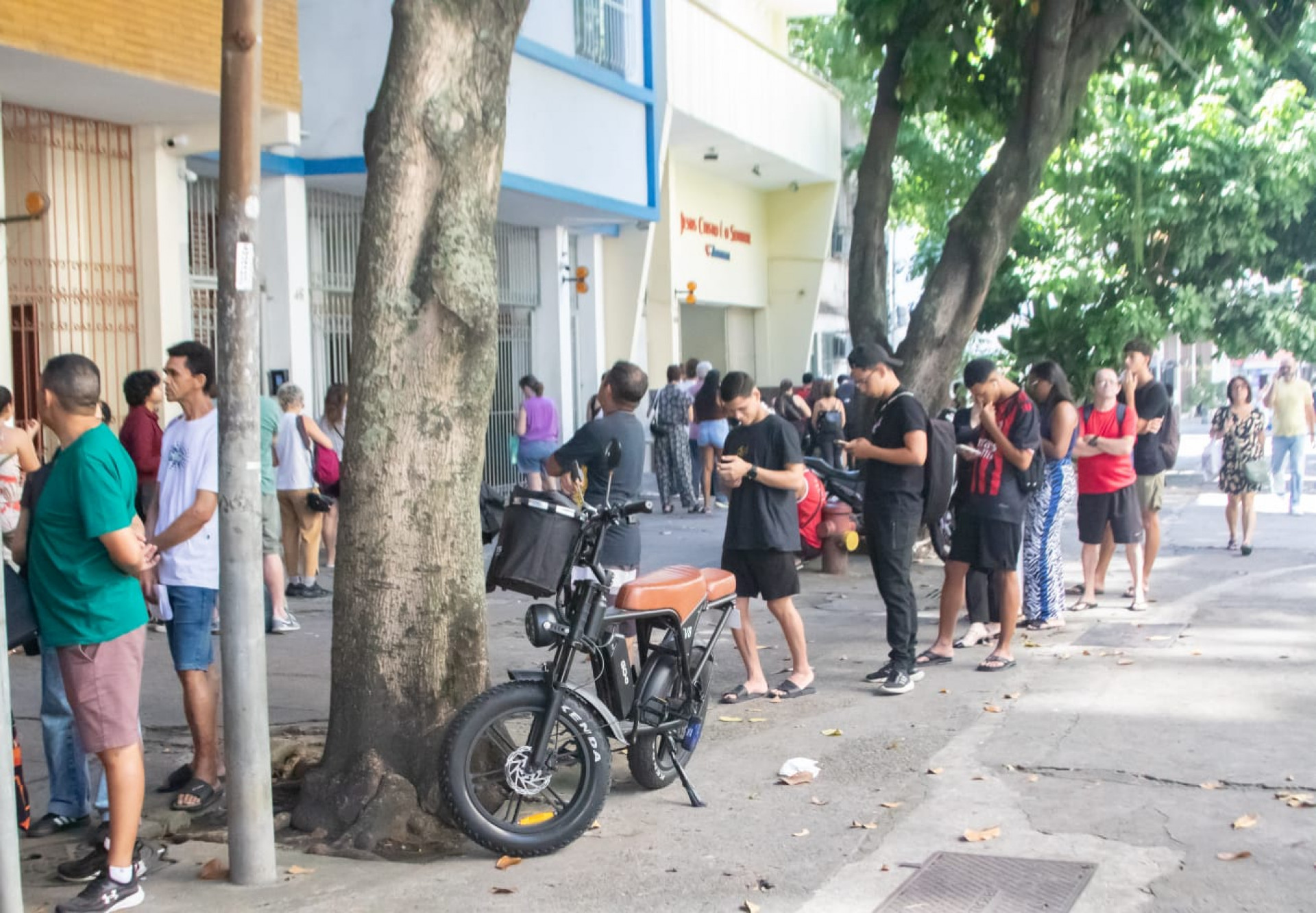 Fila tomou conta do quarteirão na 3ª Zona Eleitoral, no Flamengo - Érica Martin / Agência O Dia