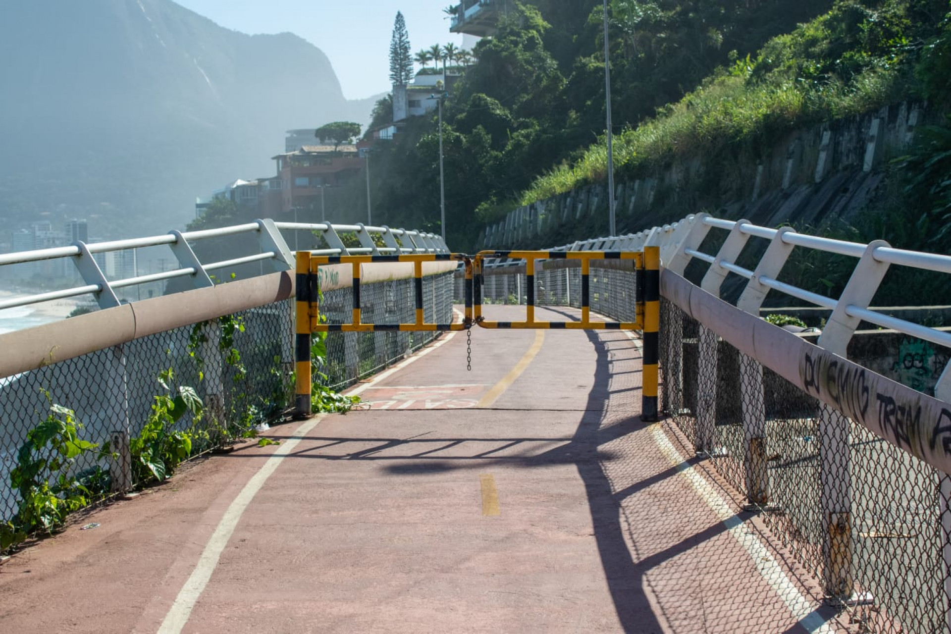Ciclovia Tim Maia na Avenida Niemeyer, permanece interditada  - Érica Martin / Agência O Dia 