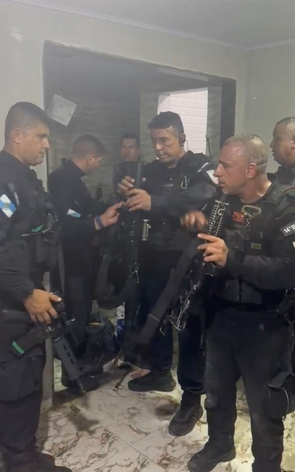 Bunker escondia 16 armas e drogas na comunidade da Coreia - Reprodu&ccedil;&atilde;o