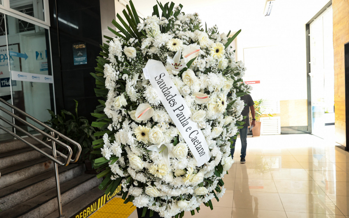 Caetano Veloso envia coroa de flores ao velório de Guto Graça Mello