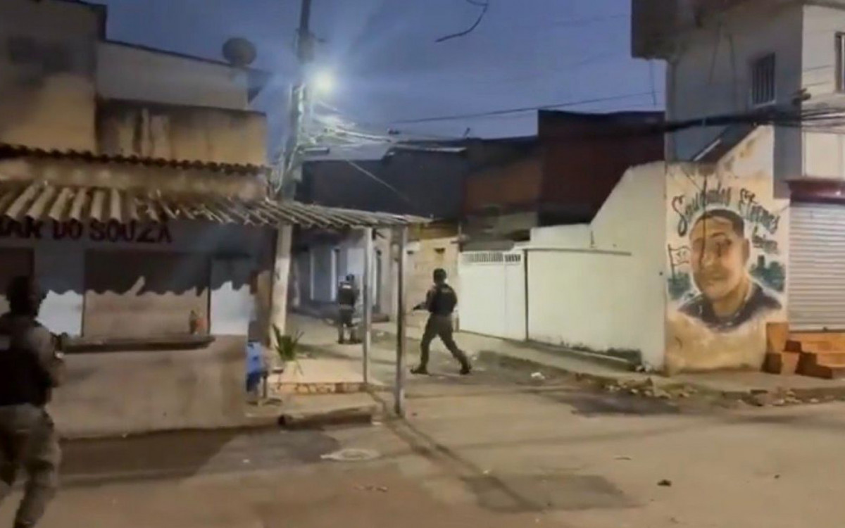 Policiais militares atuam nas comunidades da Vila Aliança e Coreia