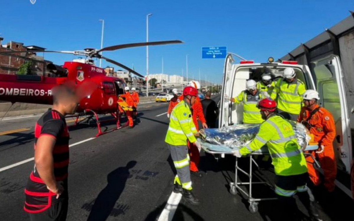 Helicóptero dos Bombeiros utilizado no resgate na Linha Amarela
