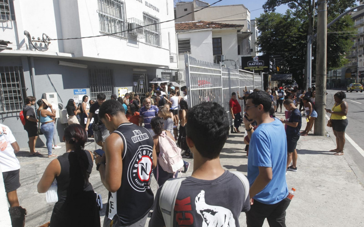 Último dia para regularizar título é marcado por filas em zonas eleitorais do Rio
