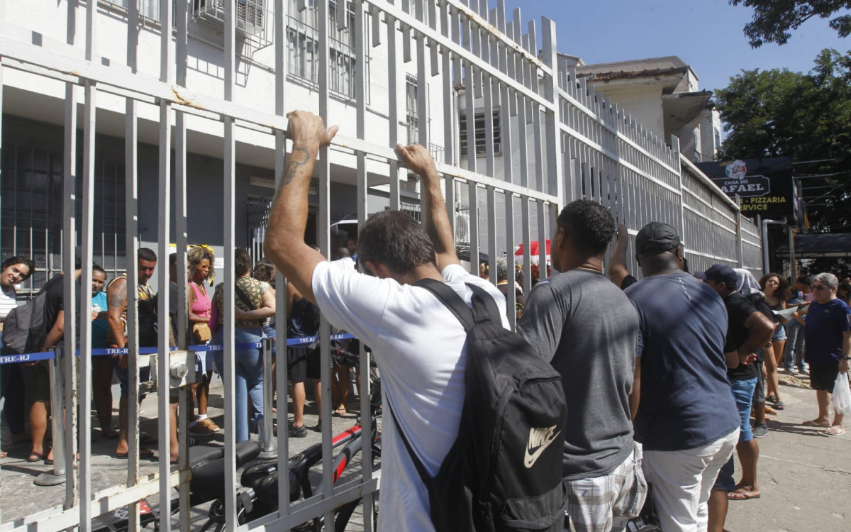 Cariocas enfrentam filas no último dia para regularizar título de eleitor