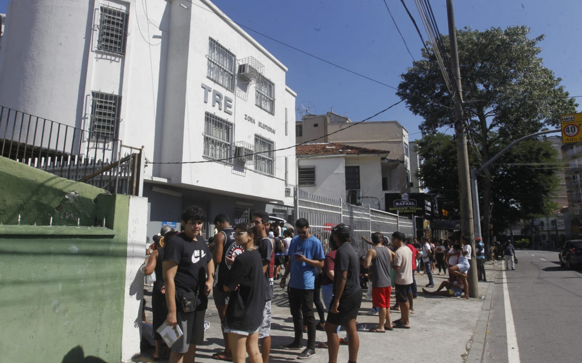 Cariocas enfrentam filas na 214ª Zona Eleitoral, no Méier
