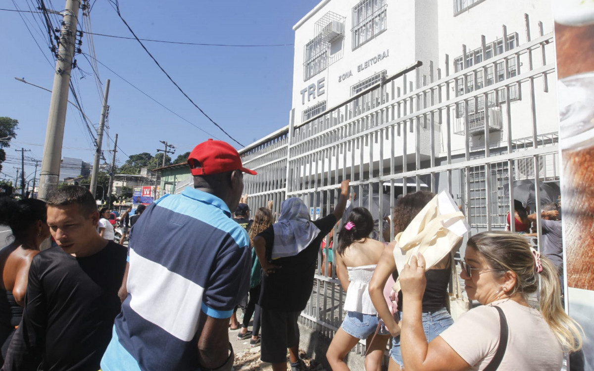 No prazo final para regularizar o título, eleitores enfrentam fila na 214ª Zona Eleitoral