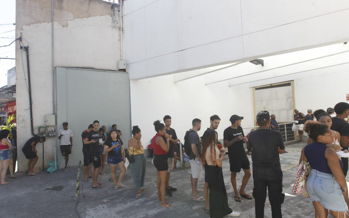 No prazo final para regularização do título, cariocas enfrentam fila na 216ª Zona Eleitoral, no Cachambi, Zona Norte