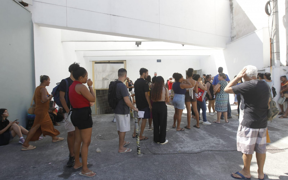 Cidadãos aguardam atendimento na 216ª Zona Eleitoral, no Cachambi