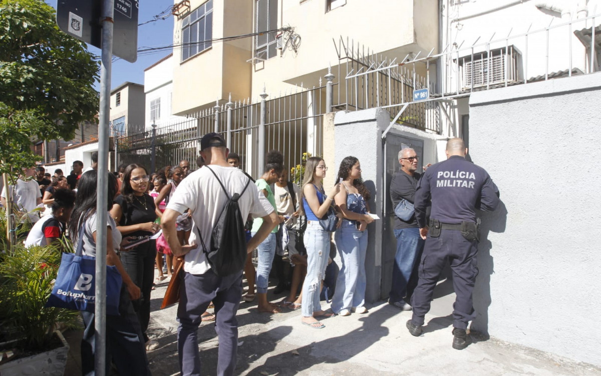 No último dia para regularização do título, cariocas aguardam atendimento na 21ª Zona Eleitoral, na Rua Filomena Nunes, em Olaria
