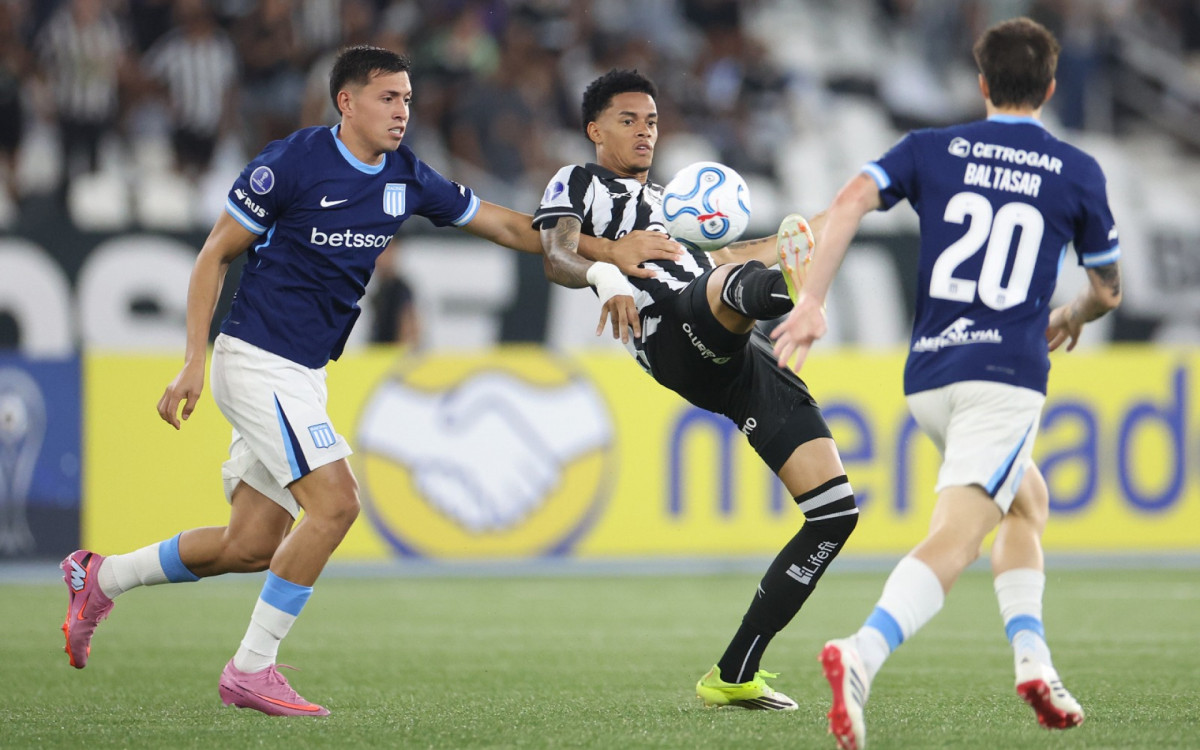 Newton sofre marcação do Racing