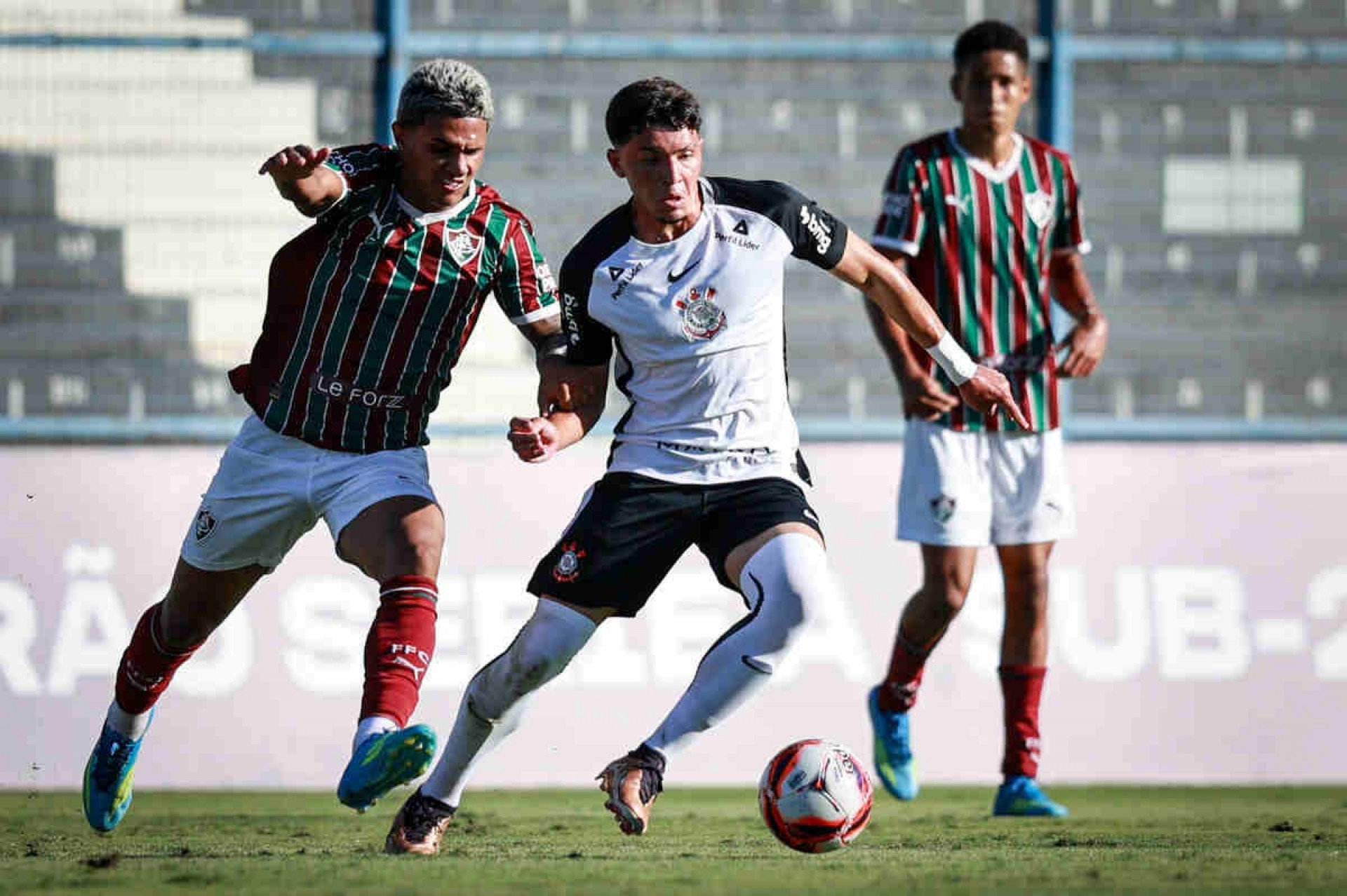 Com um mais, Fluminense bate o Corinthians e reage no Brasileir&atilde;o sub-20