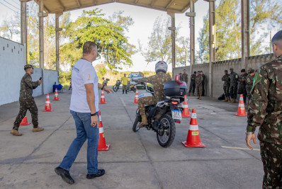 Treinamento prático reforça segurança de motociclistas durante campanha do Maio Amarelo em Macaé