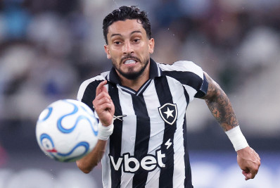Destaque do Botafogo, Alex Telles ainda sonha com convocação para a Copa