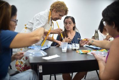 Oficina de artesanato em alusão ao Dia das Mães promove trocas e incentiva a geração de renda 