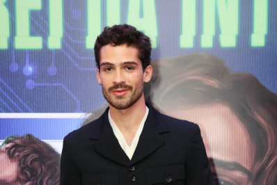 João Guilherme leva cachorro adotado com Bruna Marquezine à pré-estreia de filme