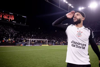 Memphis Depay topa reduzir salário para seguir no Corinthians