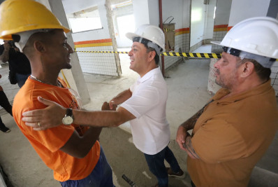 Rodrigo Neves vistoria obras no Engenho do Mato