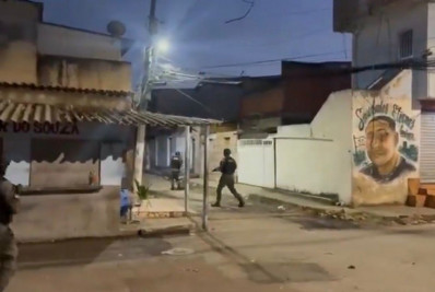 PM encontra bunker com fuzis e metralhadora antiaérea em operação na região de Bangu