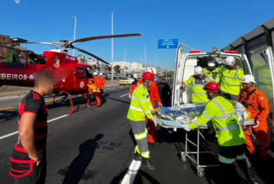 Bombeiros usam helicóptero para resgatar motociclista gravemente ferido na Linha Amarela