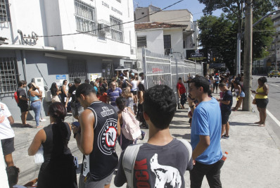 Último dia para regularizar título é marcado por filas em zonas eleitorais