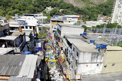 Rocinha resgata tradição com ruas coloridas e entra no clima da Copa do Mundo