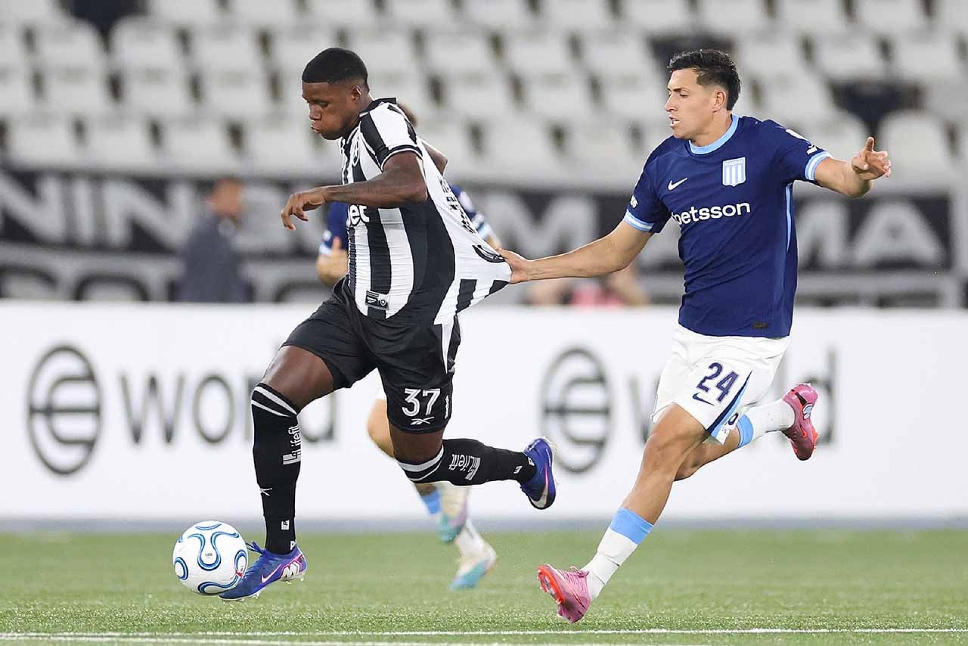 Danilo decide, Botafogo vence Racing e se isola na lideran&ccedil;a na Sul-Americana
