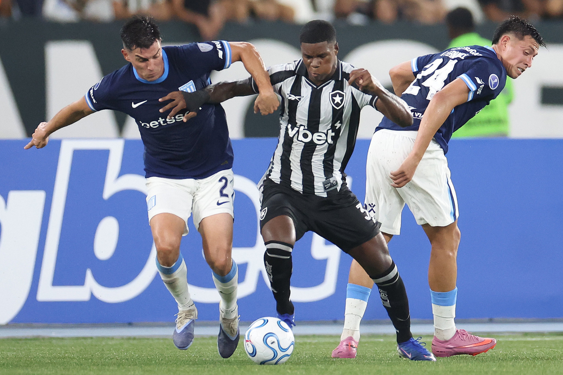 Kadir disputa bola com defensores do Racing - Vítor Silva / Botafogo