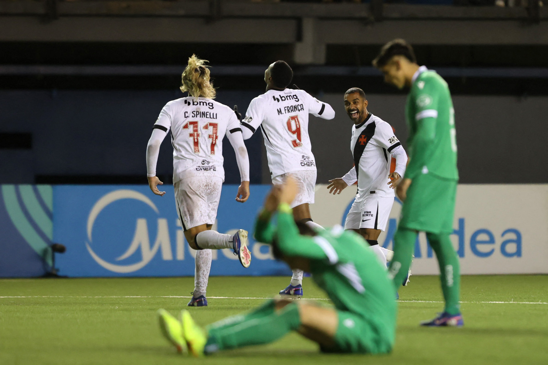 Spinelli comemora o gol do Vasco - Raul Bravo / AFP