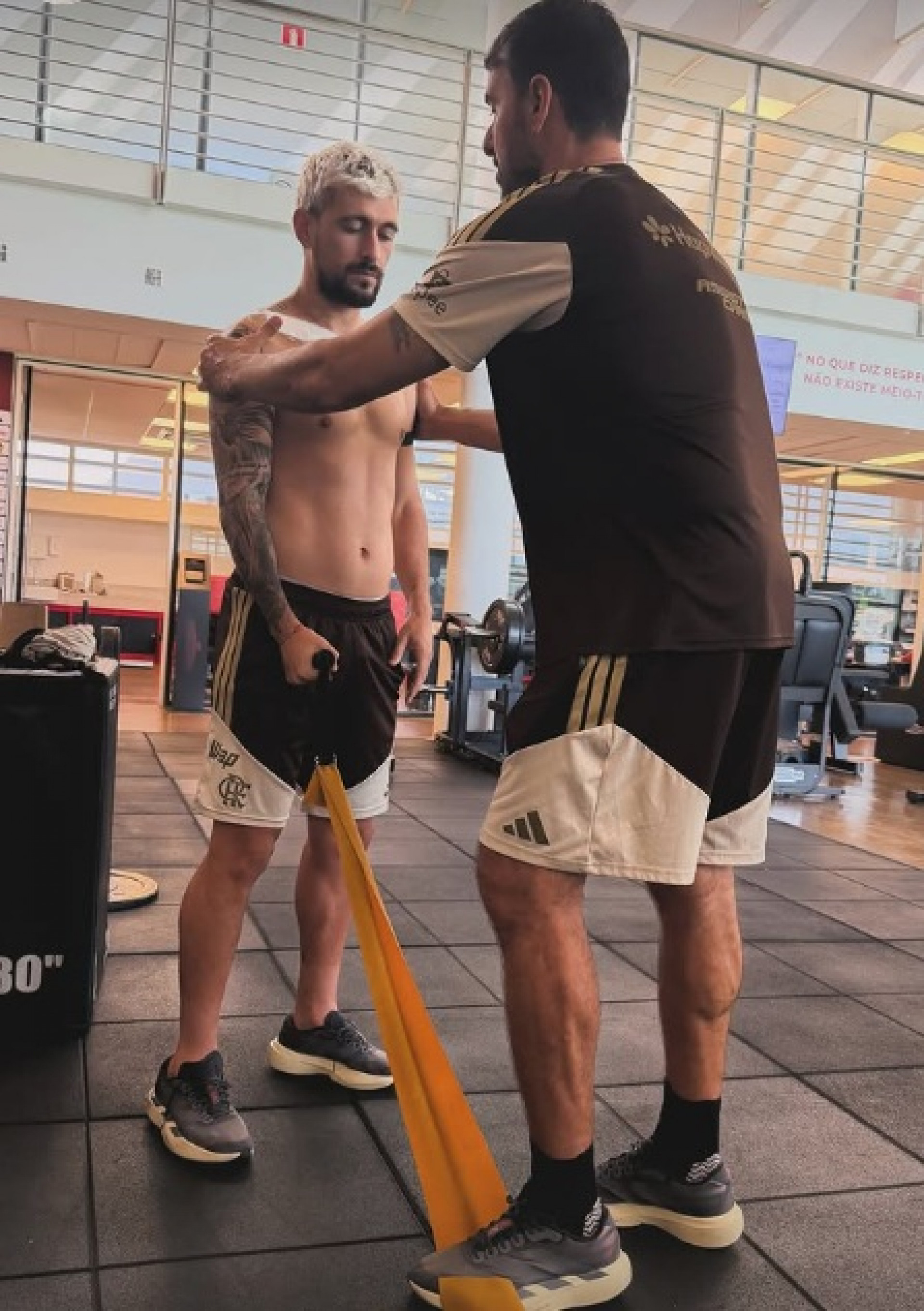 Arrascaeta faz a recuperação de cirurgia na clavícula no CT do Flamengo - Reprodução de Instagram