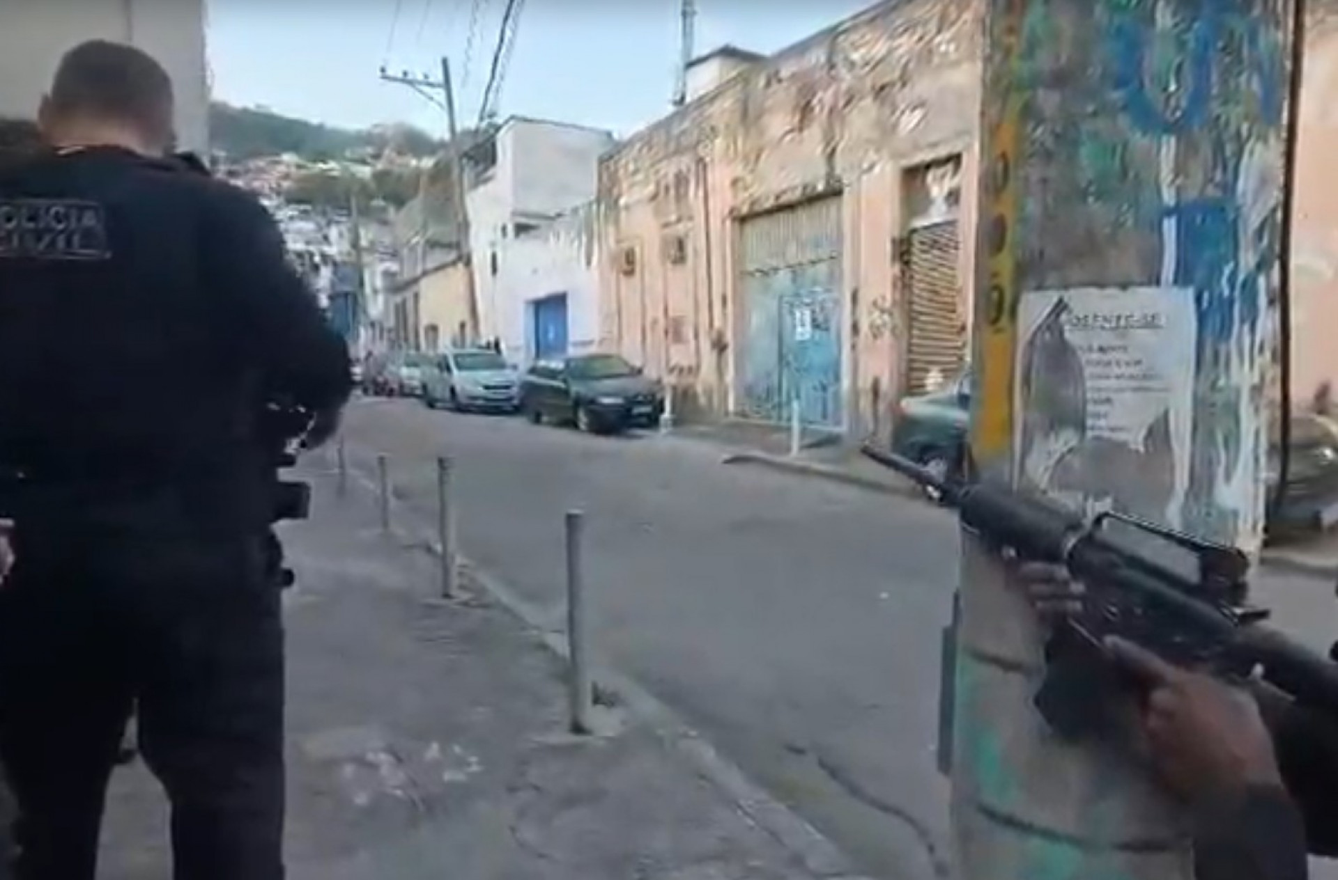 Policiais civis realizam operação em comunidades da região central do Rio - Reprodução
