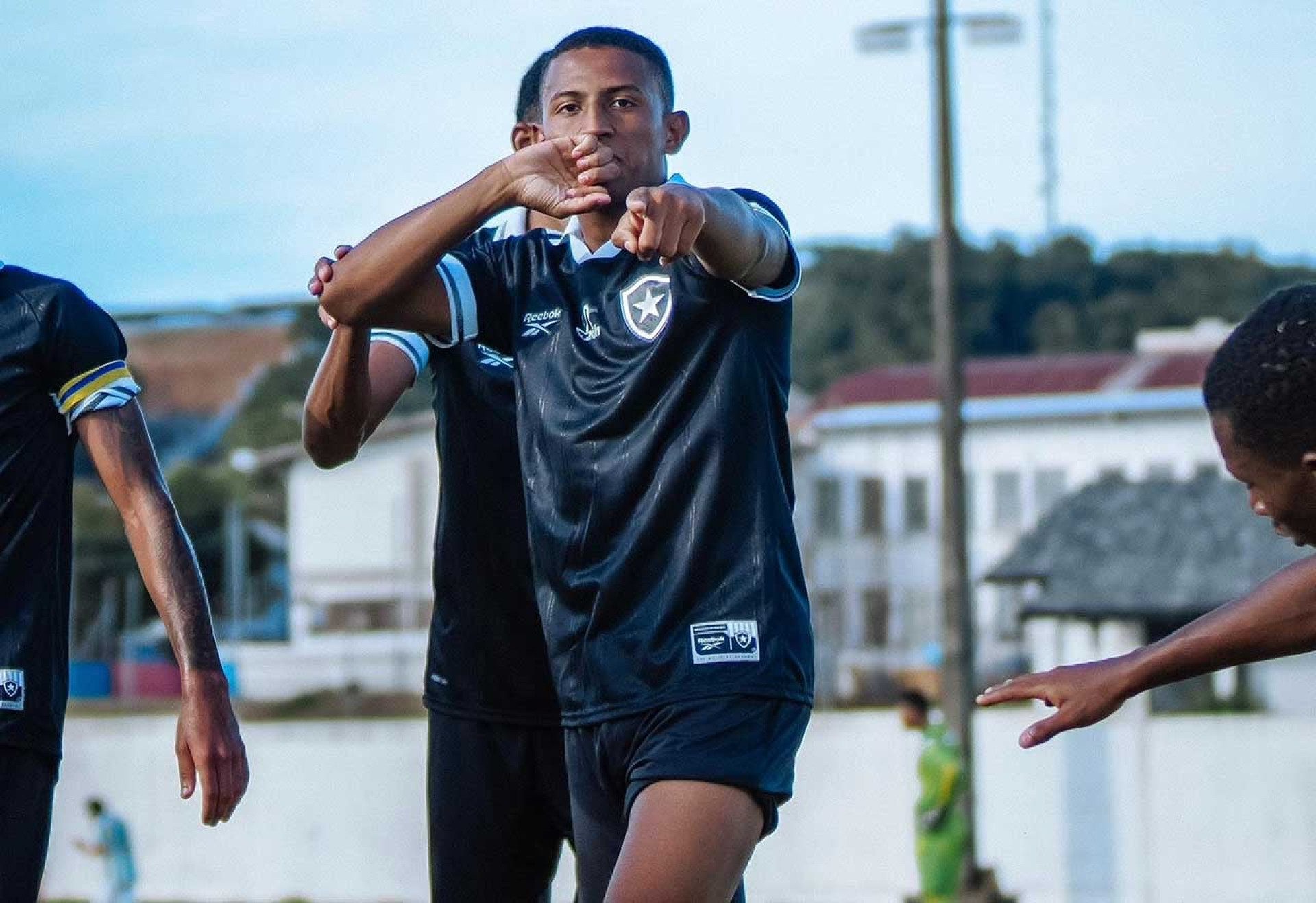 Botafogo goleia o Juventude e cola no pelot&atilde;o de frente do Brasileiro Sub-20