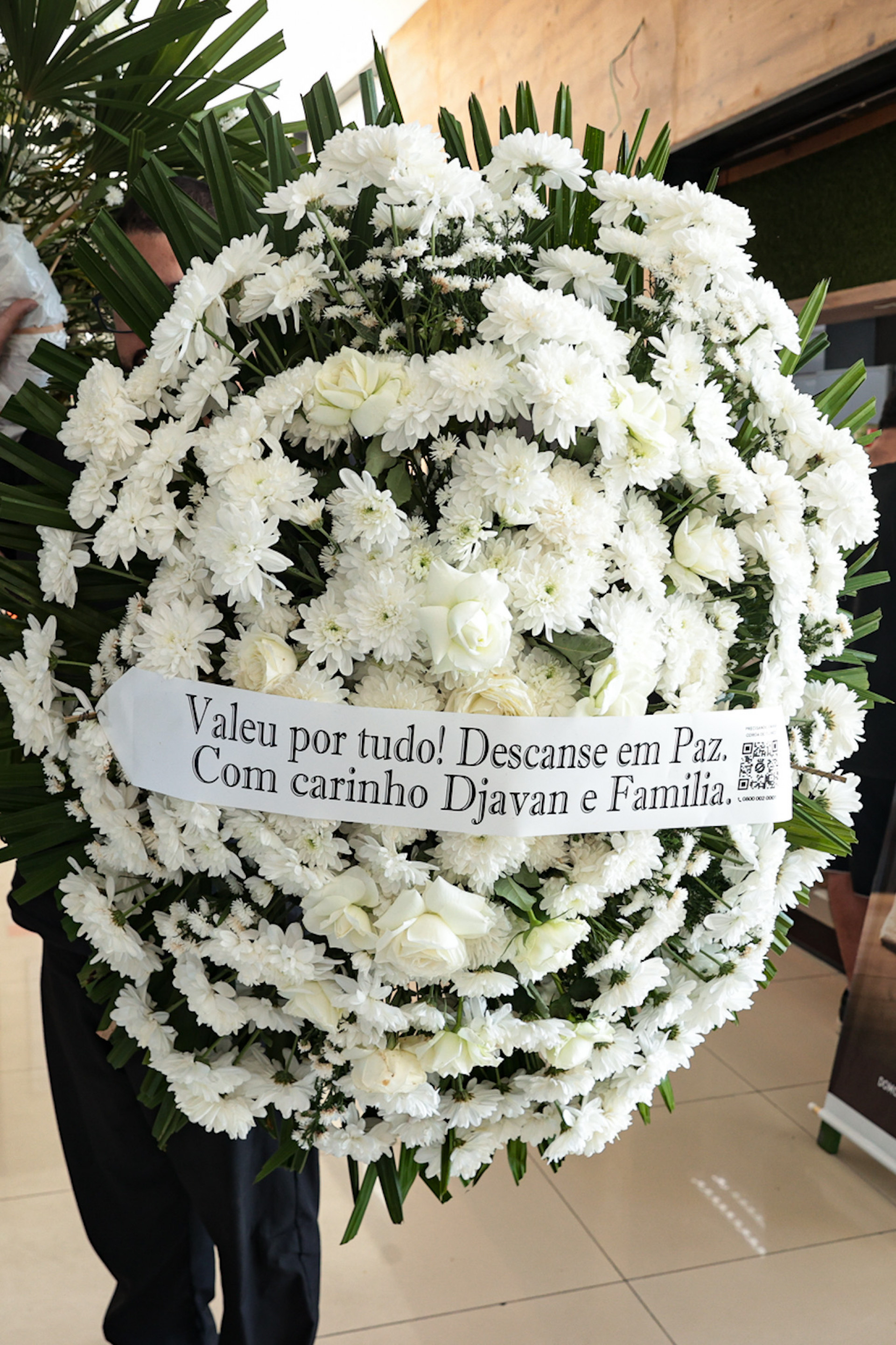 Djavan envia coroa de flores ao velório de Guto Graça Mello