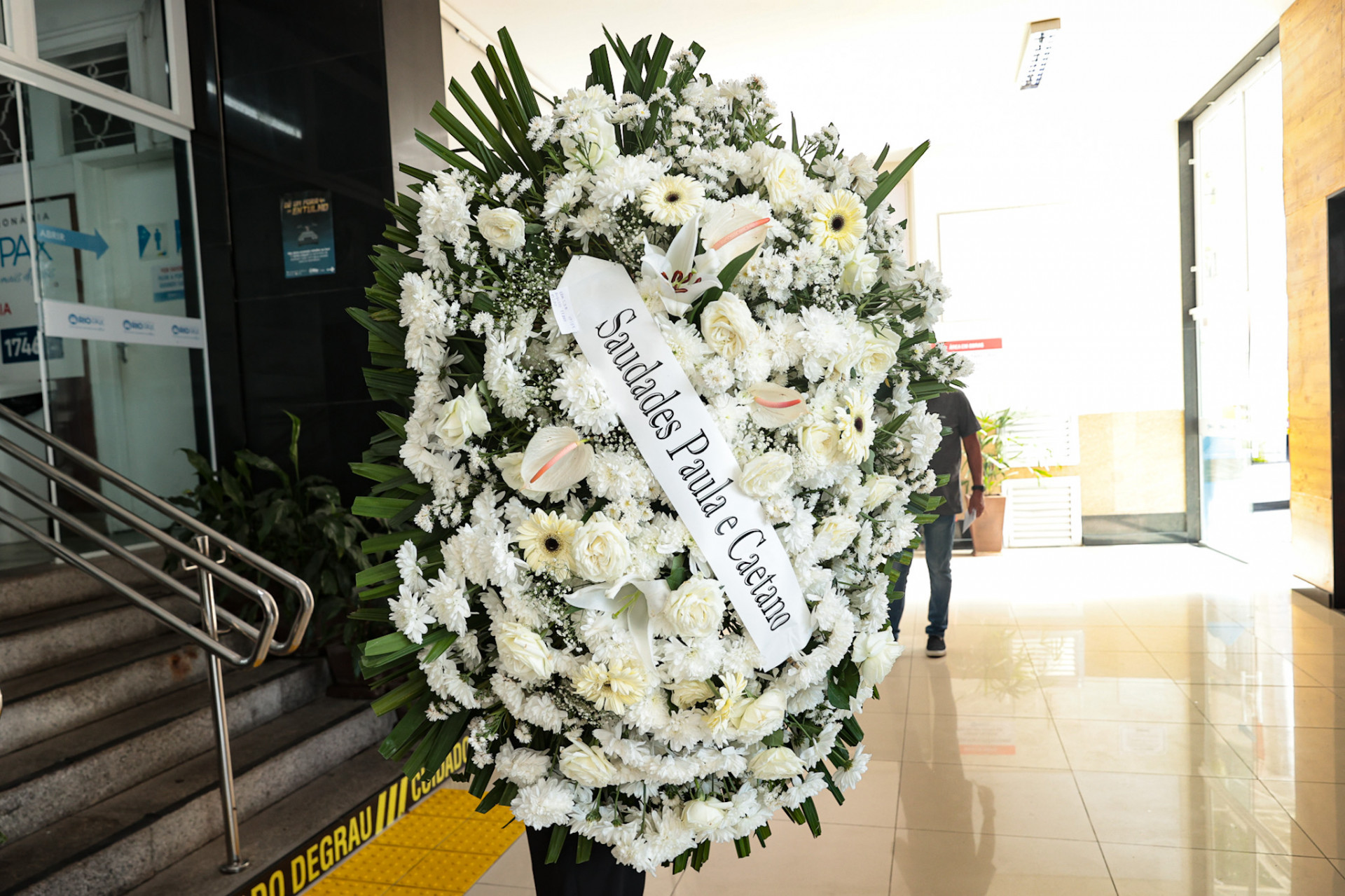 Caetano Veloso envia coroa de flores ao velório de Guto Graça Mello - Victor Chapetta / Brazil News