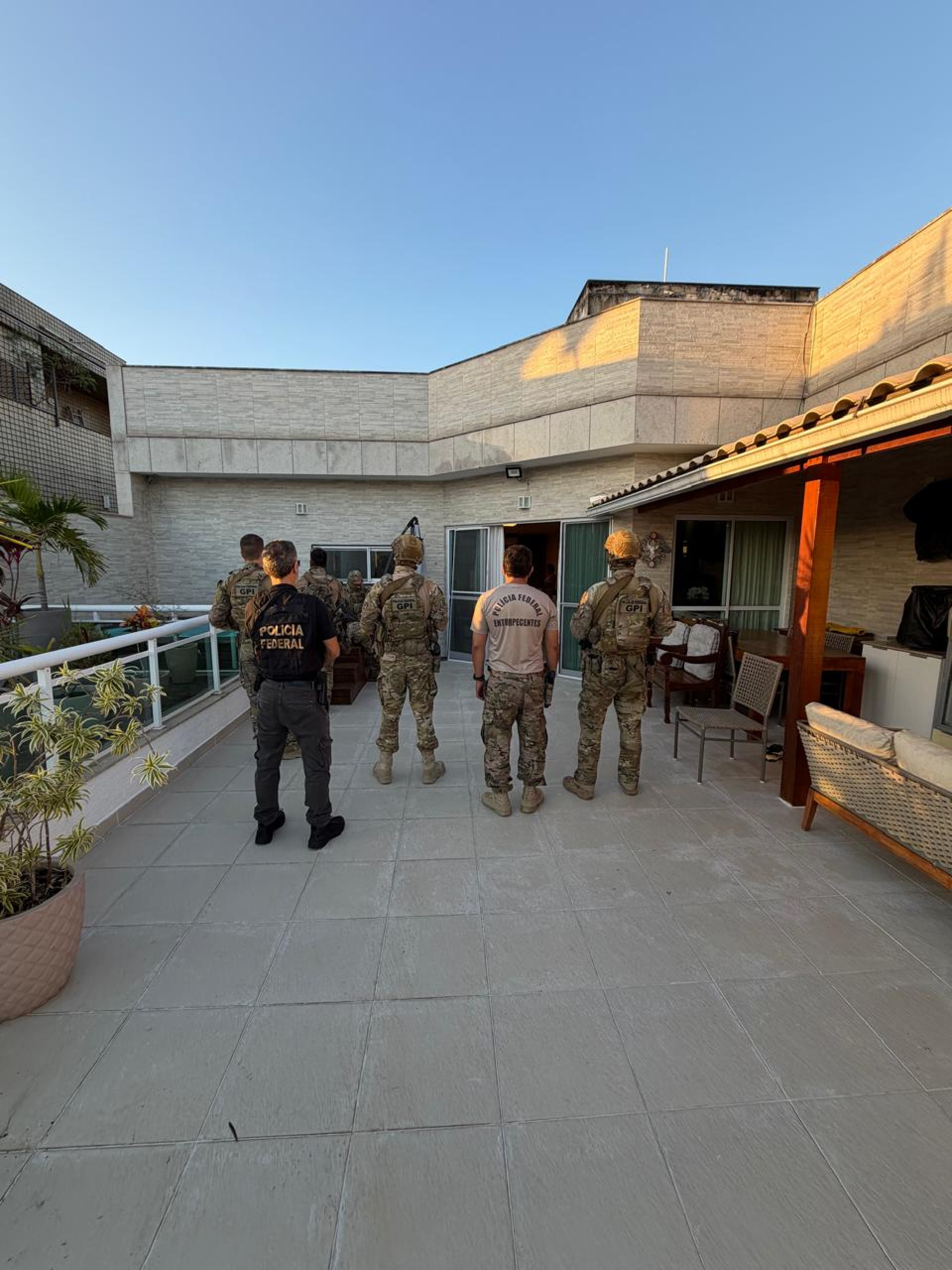 Agentes cumprem mandados de busca e apreensão em endereços ligados a investigados - Divulgação / Polícia Federal