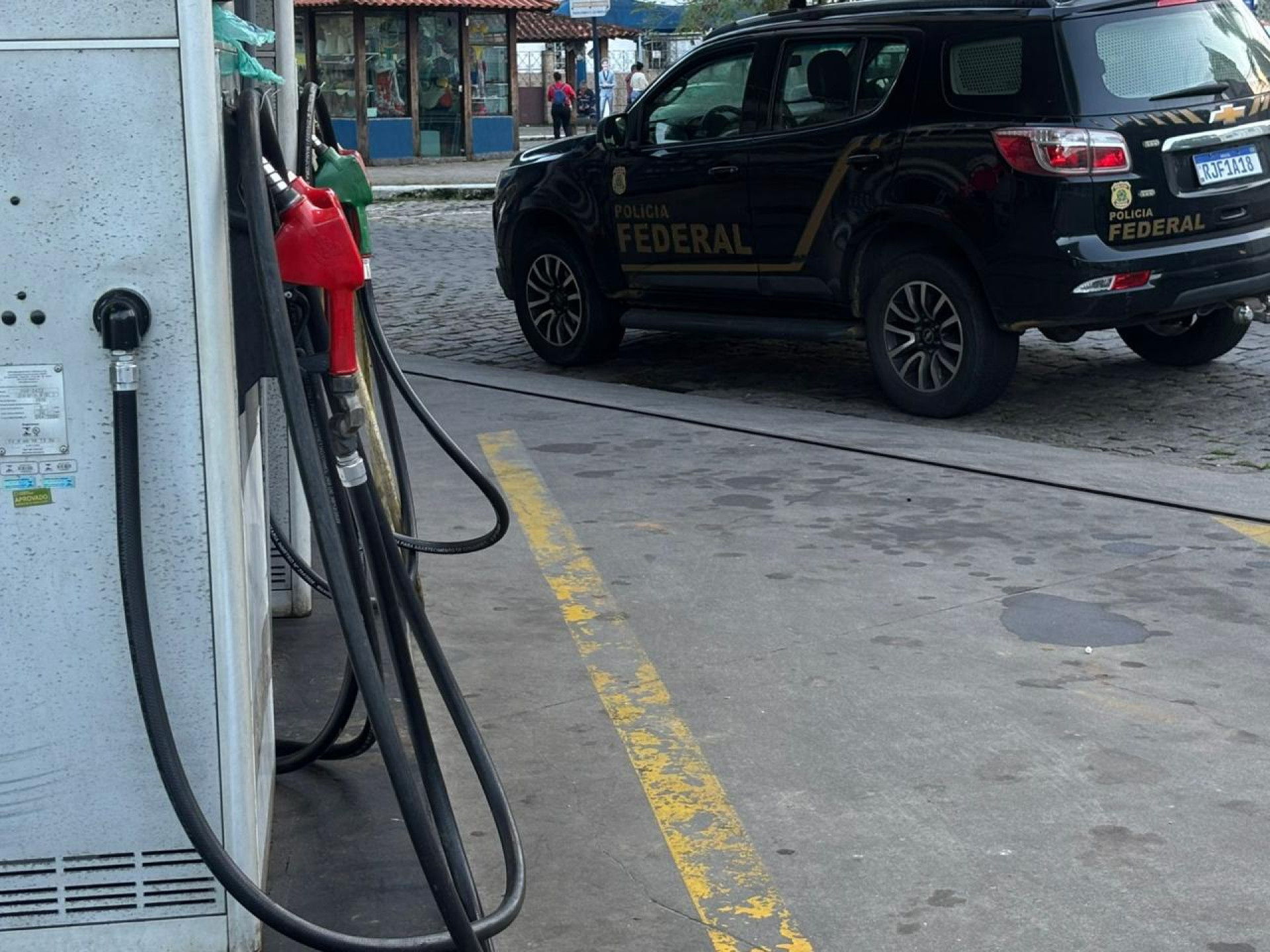 Agentes cumprem mandados de busca e apreensão em endereços ligados a investigados - Divulgação / Polícia Federal