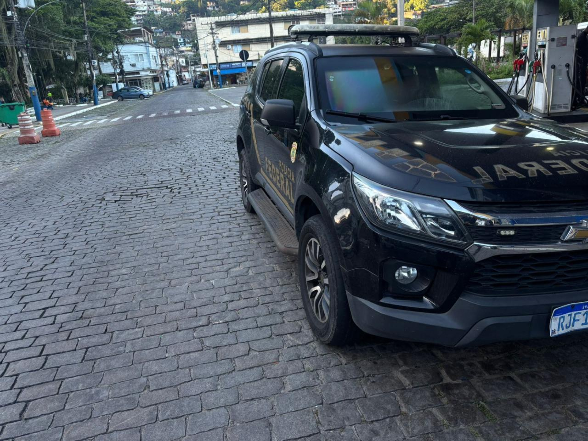 Agentes cumprem mandados de busca e apreensão em endereços ligados a investigados - Divulgação / Polícia Federal