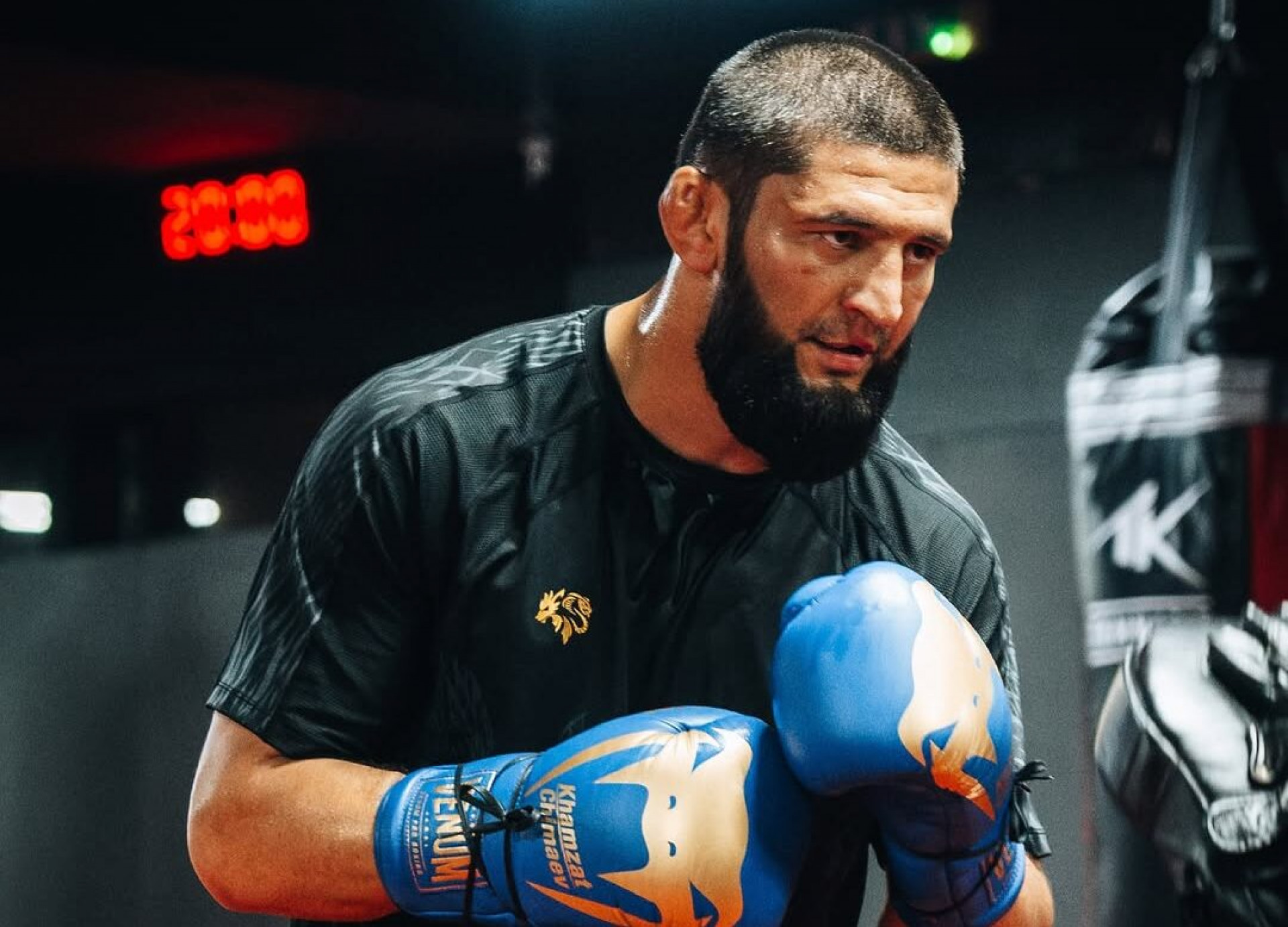 Chimaev responde ameaças de Strickland antes do UFC 328: 'Deixa ele vir'