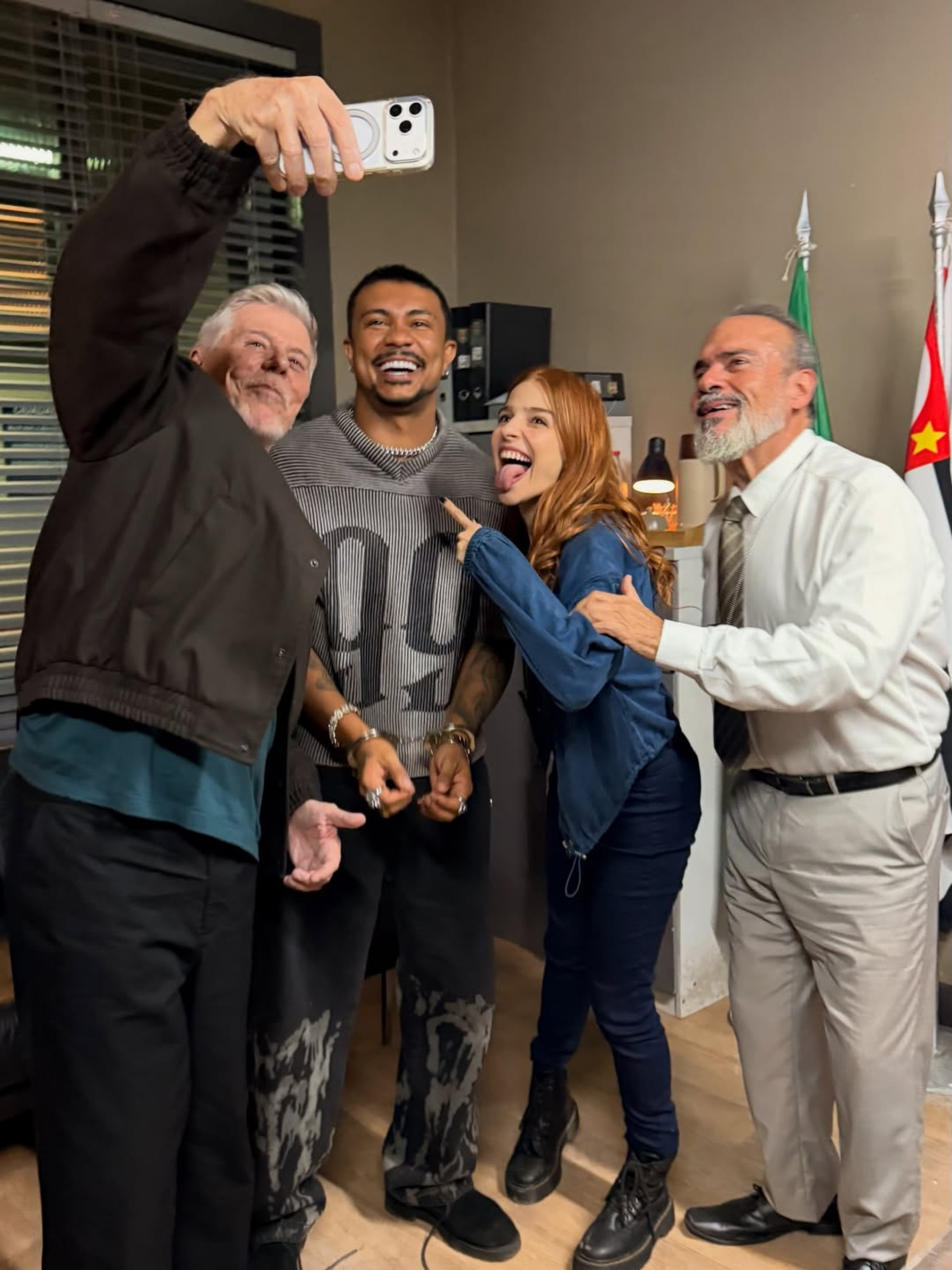 Gabriela Medvedovsky em bastidores de cena com Miguel Falabella, Xamã e André Mattos  - Reprodução/Instagram 