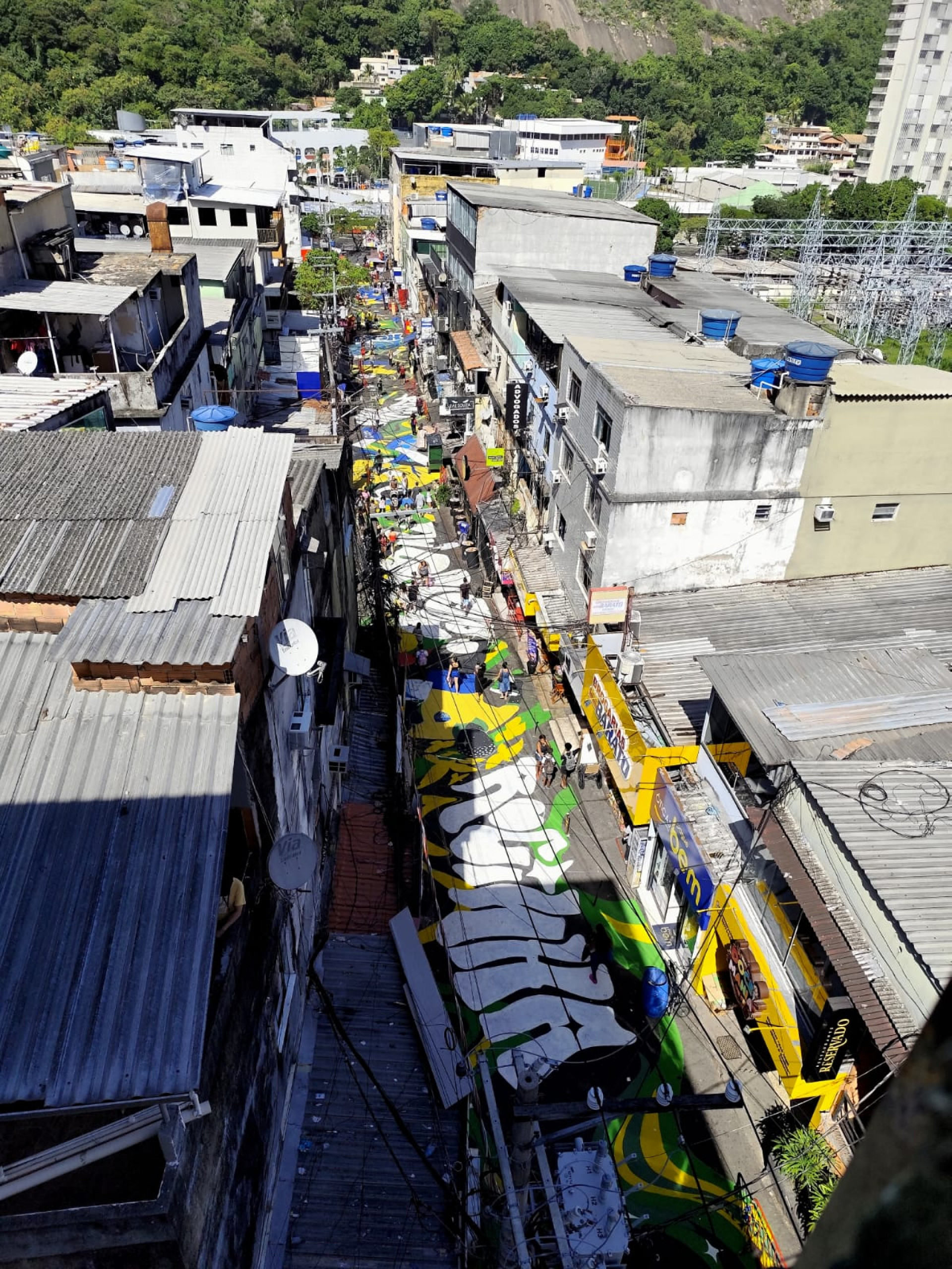 Via Ápia, na Rocinha, recebeu cores para a Copa do Mundo - Érica Martin/Agência O DIA