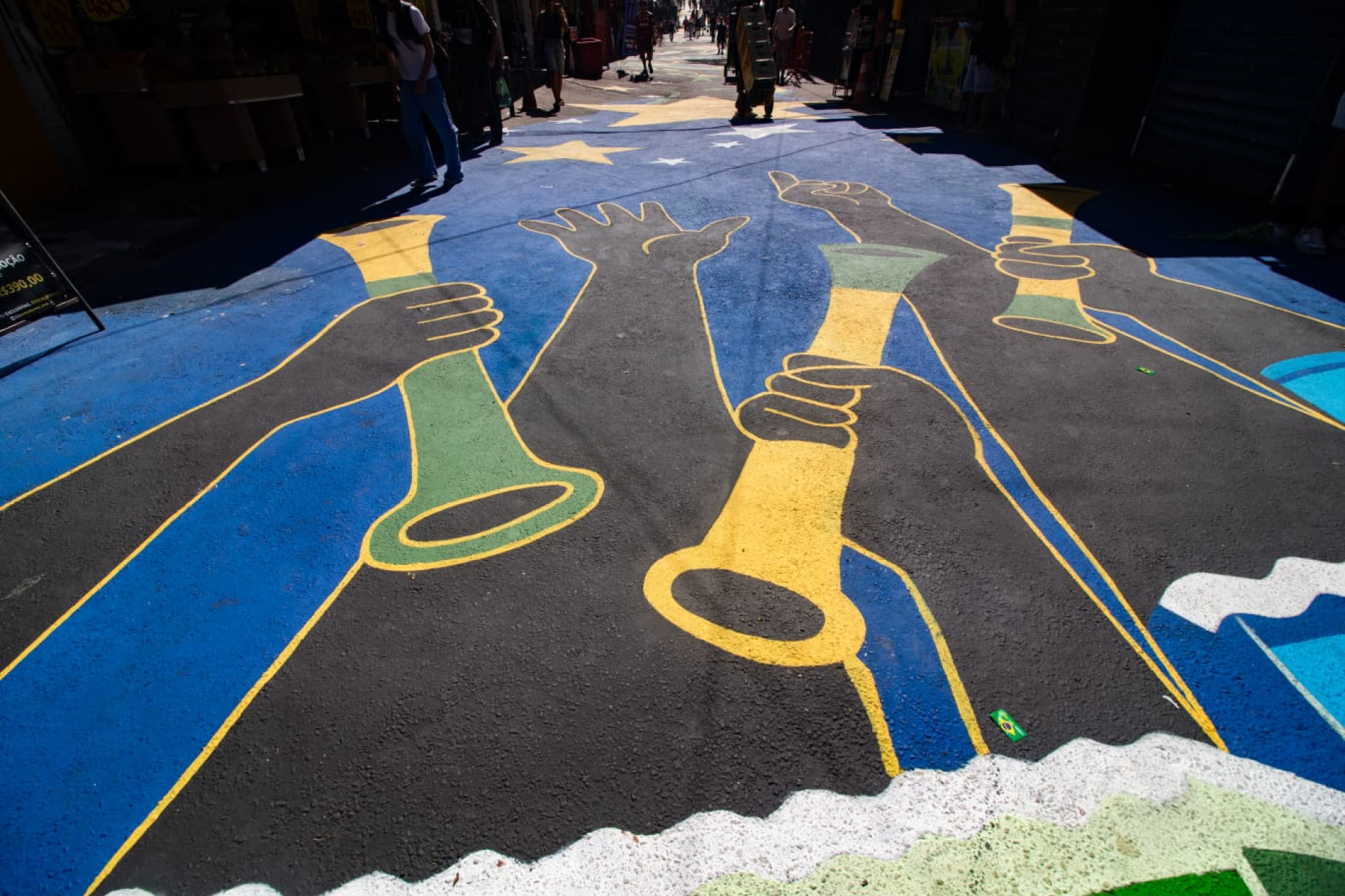 Moradores da Rocinha resgataram tradição e pintaram a Via Ápia, principal rua da comunidade - Érica Martin / Agência O Dia