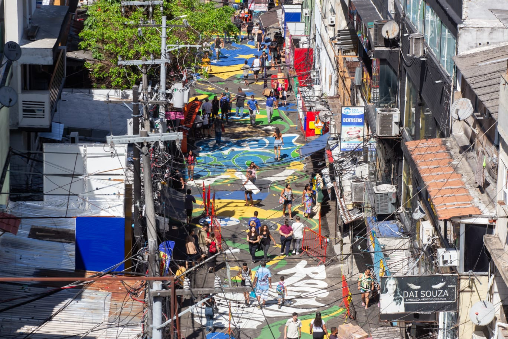 Moradores pintaram e desenharam na Rocinha, para a Copa do Mundo - Érica Martin / Agência O Dia