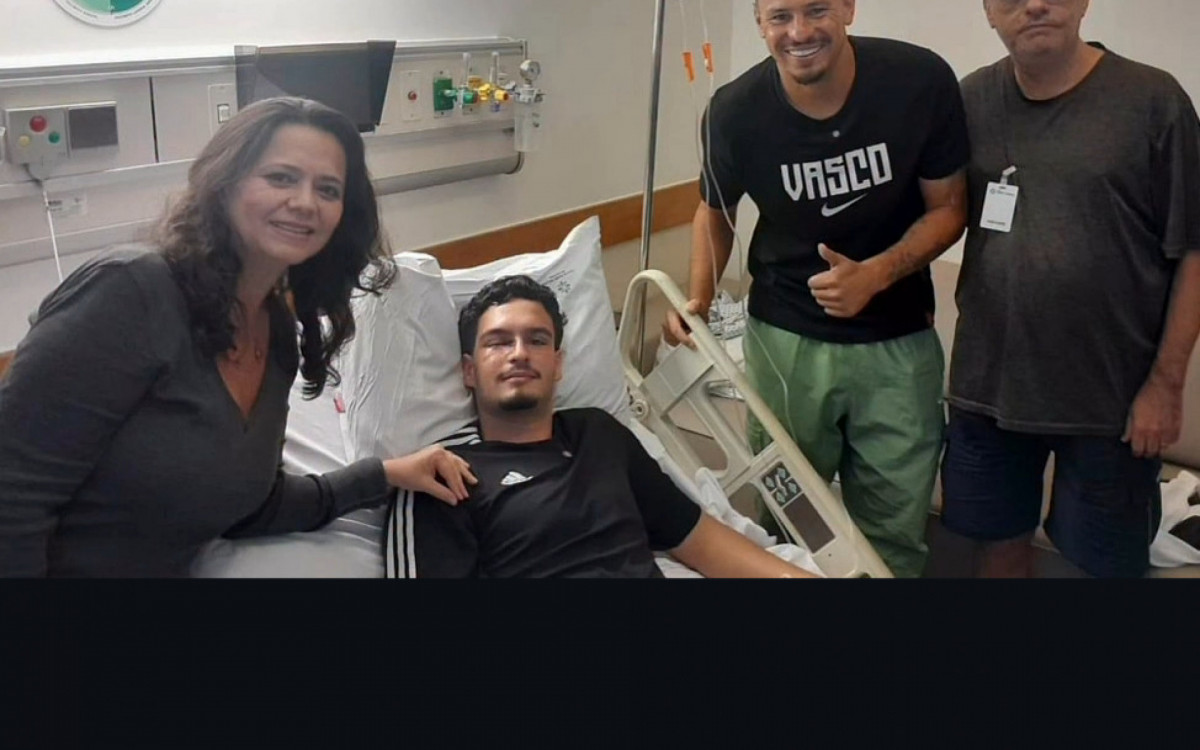 Visita do jogador do Vasco da Gama, Hugo Moura ao jovem Arthur Cortines - Reprodução/Redes sociais