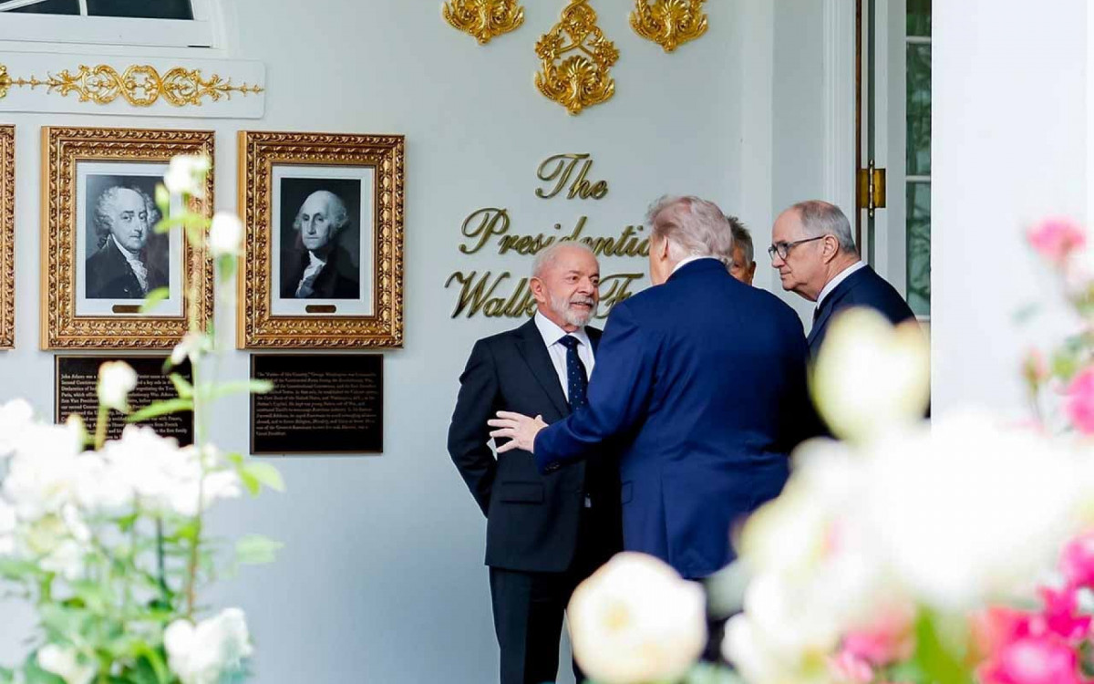 Lula comenta foto de Trump com ex-presidente do Corinthians nos anos 80