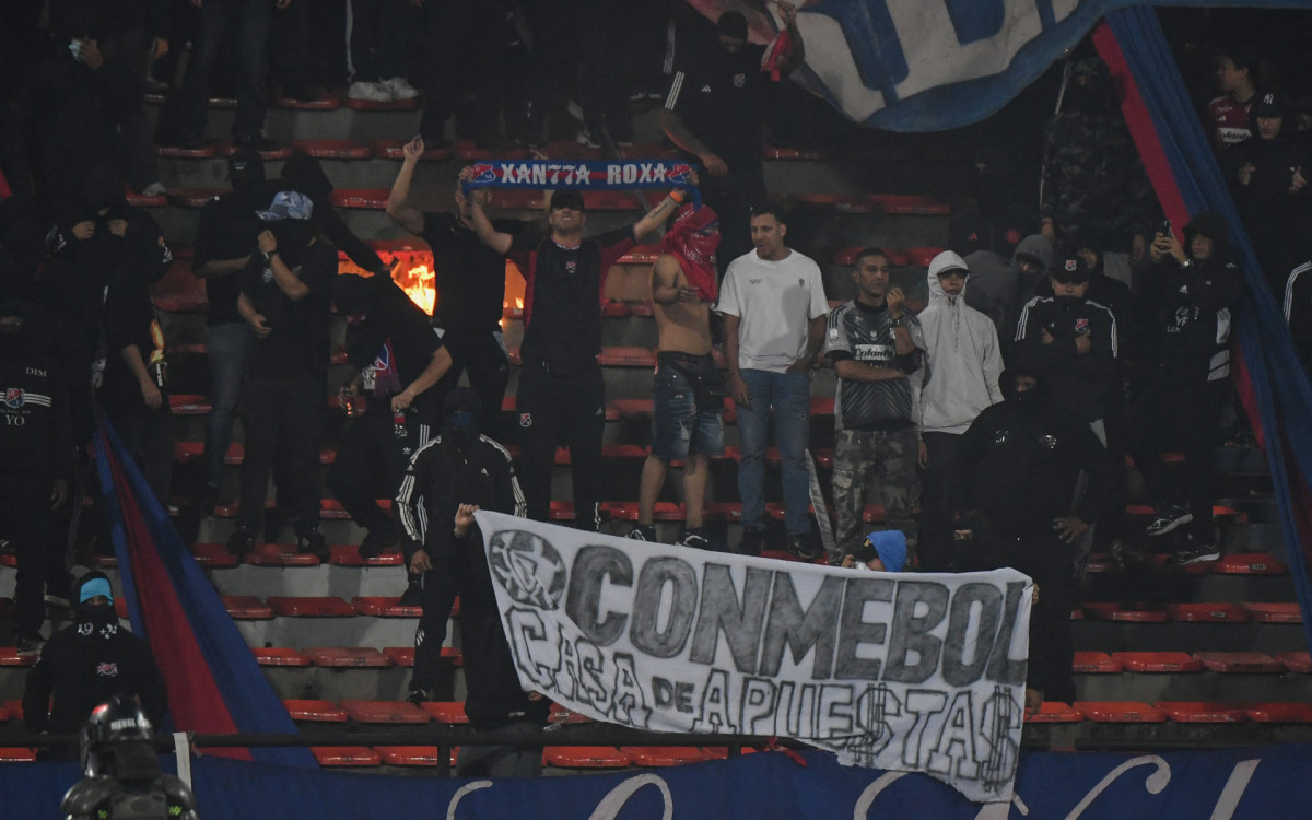 Torcida do Independiente Medellin ateou fogo em cadeiras no Est&aacute;dio Atanasio Giradot em protesto contra a diretoria