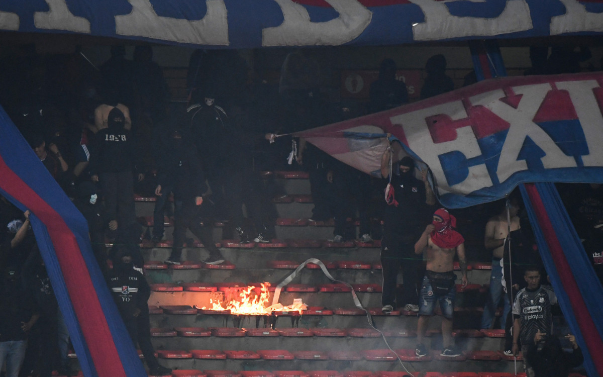 Torcida do Independiente Medellin ateou fogo em cadeiras no Est&aacute;dio Atanasio Giradot em protesto contra a diretoria - JAIME SALDARRIAGA / AFP