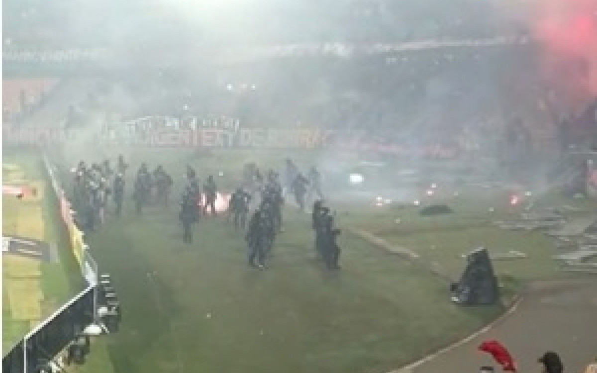 Torcida do Independiente Medellin invadiu o campo e arremessou sinalizadores na polícia