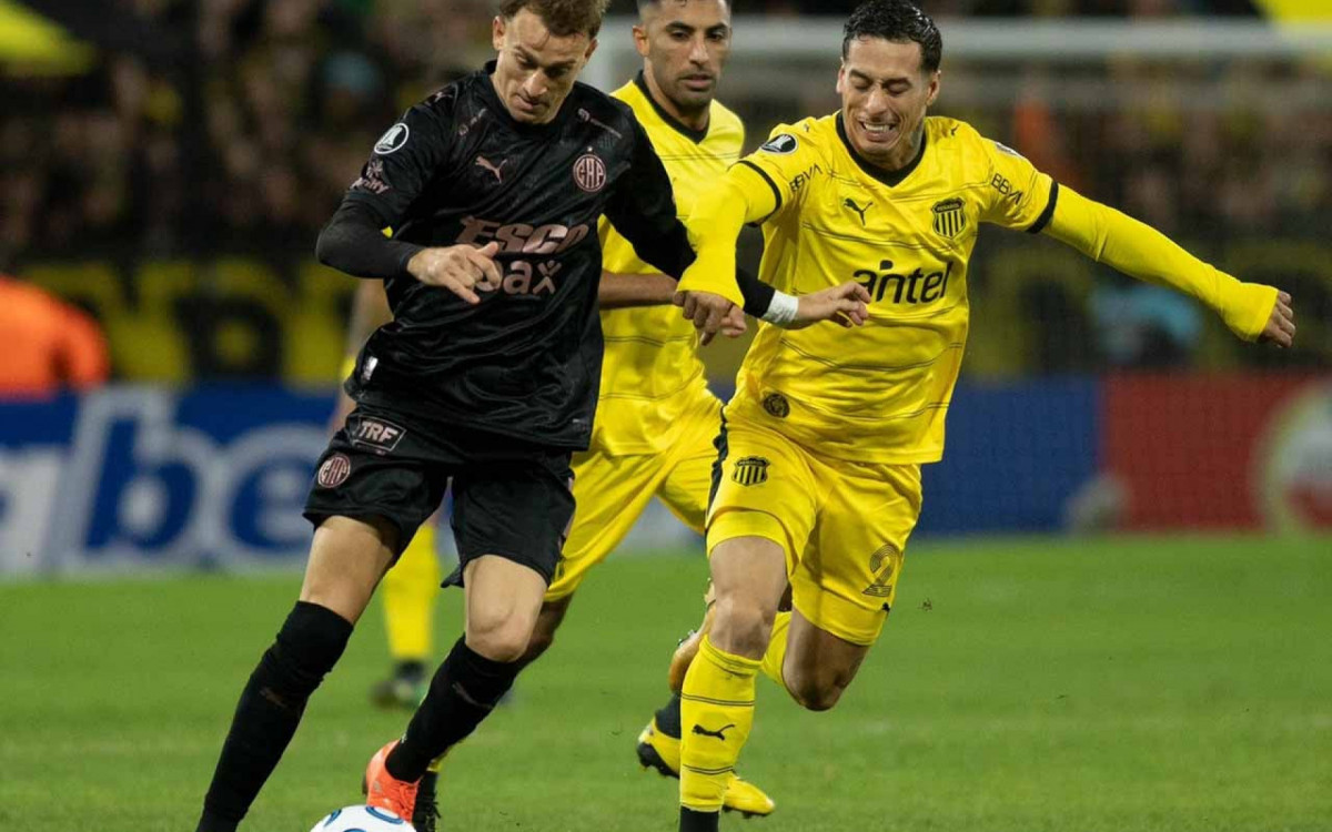 Platense e Pe&ntilde;arol empatam e classificam o Corinthians