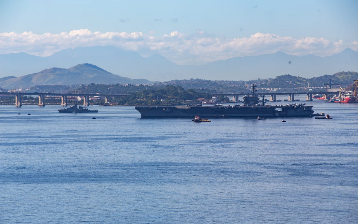 Porta-aviões nuclear USS \'Nimitz\'