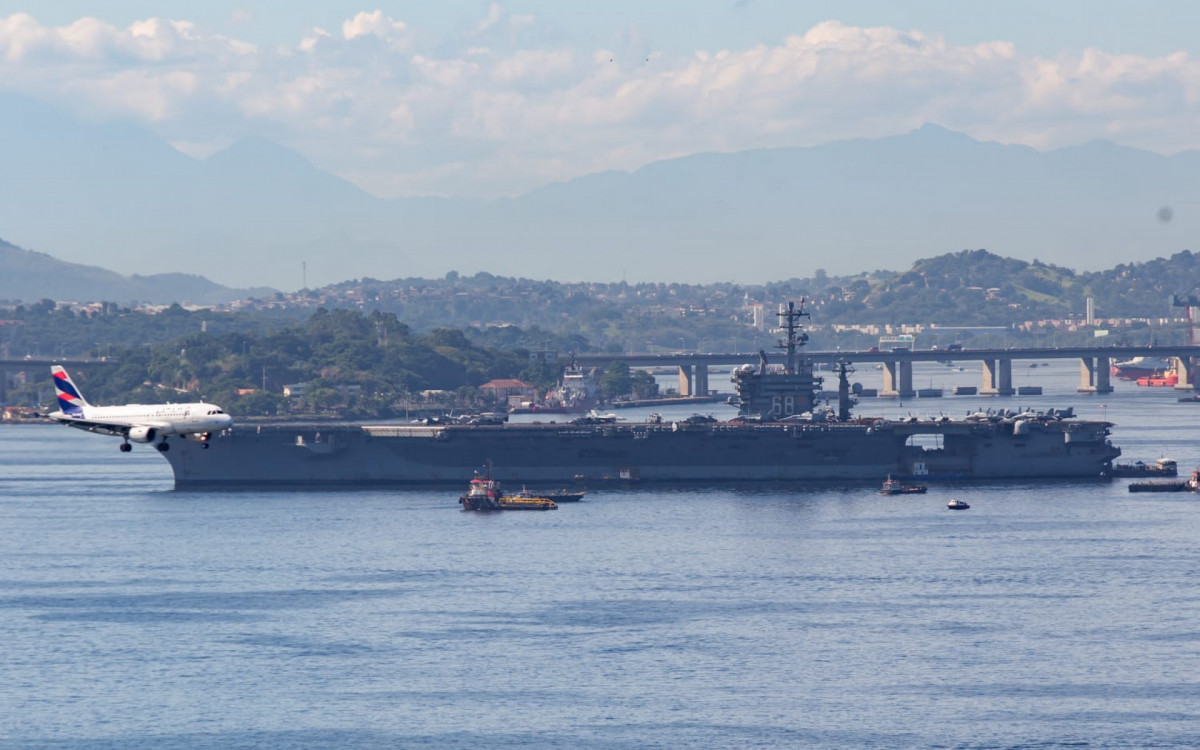 Porta-aviões dos EUA ancora na Baía de Guanabara e chama atenção com quase 330 m de extensão